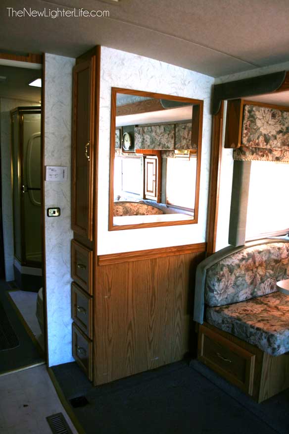 96-winnebago-adventurer-dining-storage