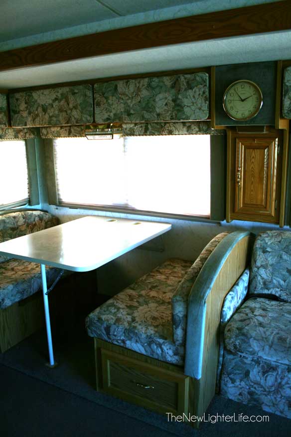 96-winnebago-adventurer-overhead-storage