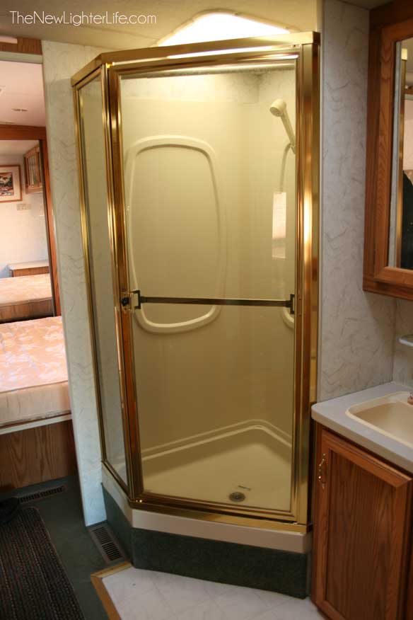 96-winnebago-adventurer-shower